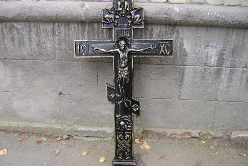 Чугунный крест. Могильные чугунные кресты. Чугунный Могильный крест 19 века. Чугунный крест СТАРОПАНОВО. Крест чугунный d50мм.